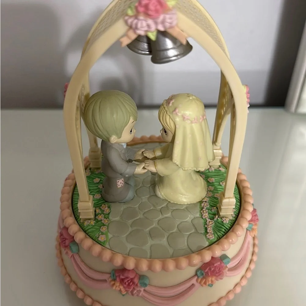 Vtg 1988 Precious Moments Musical Wedding Cake Topper Bride Groom 